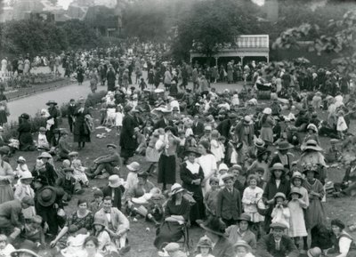 Crowds of visitors at London Zoo, August bank holiday, 1922 by Frederick William Bond
